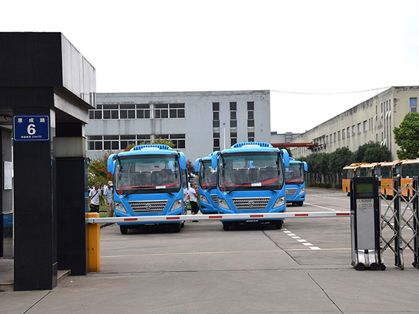 Huaxin brand 6 meters and 19 air-conditioned natural gas buses were sent to sichuan in batches