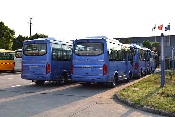 10 huaxin brand 19 air - conditioned buses were shipped to xi 'an, shaanxi province