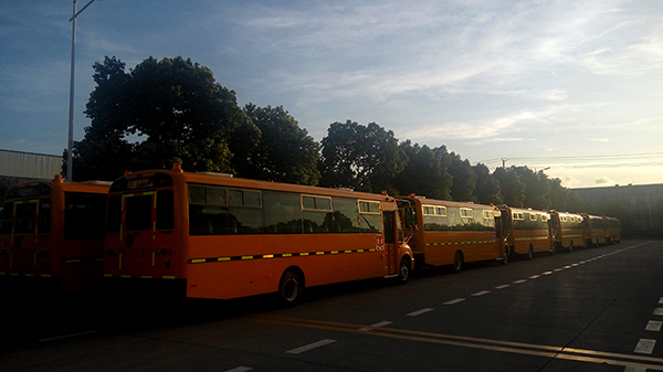 30 huaxin brand 9.4m 56-seat school buses for primary school students were sent to shandong in the first batch of 7