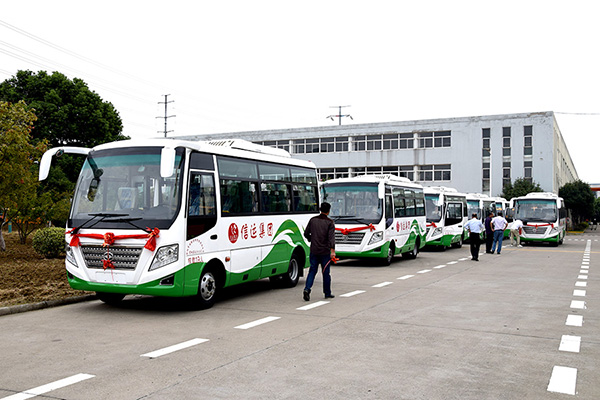 Huaxin brand 6-meter and 19-seat air-conditioned buses were sent to xinyang, henan province in batch