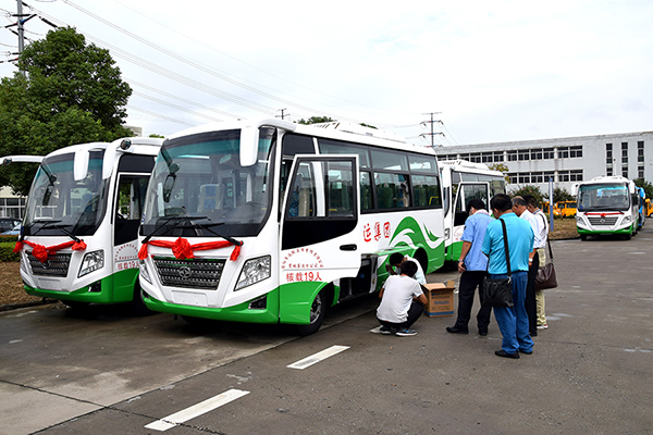 Huaxin brand 6-meter and 19-seat air-conditioned bus is sent to xinyang, henan again in batch