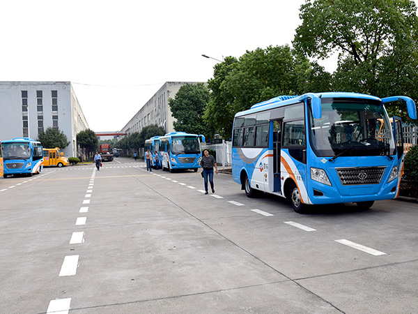 Huaxin brand 6.7m natural gas buses were sent to sichuan in batch
