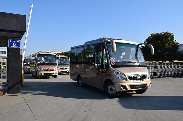 Huaxin brand 6 meters 19 half long head intermediate coach batch to luoyang