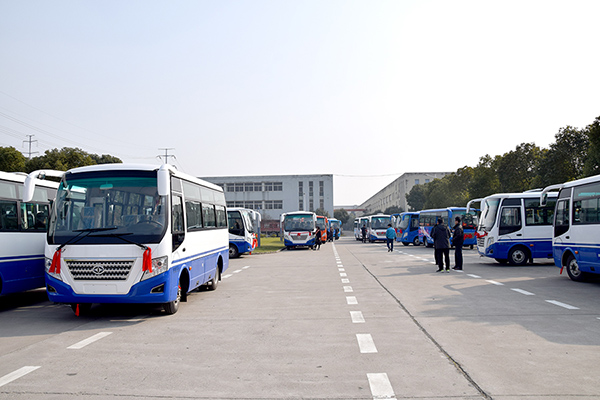 Huaxin brand 19 small intermediate bus batch send shandong