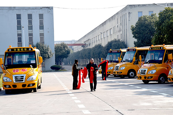 Huaxin brand 5.3m and 6.9m special school buses for children are sent to fujian in batches