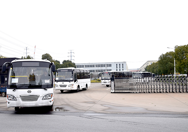 Five huaxin brand 7-meter 25-seat buses are exported to South America