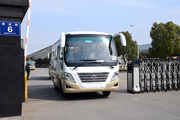 Huaxin brand 6-meter and 19 passenger natural gas buses were sent to xinjiang in batches