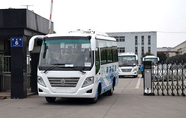 Huaxin brand 7.4m 29 gas intermediate bus batch to sichuan
