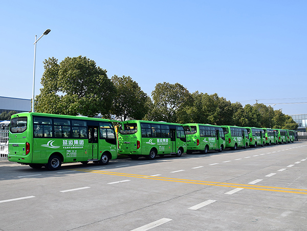 Huaxin 6-meter and 19-seat natural gas buses were sent to yan 'an, shaanxi province in batch