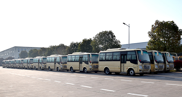32 huaxin brand 6m and 19 small intermediate air-conditioned buses were sent to henan in batch