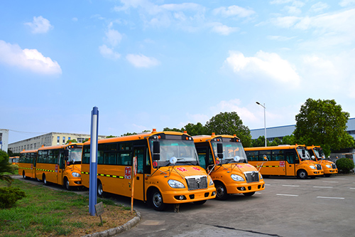 Huaxin brand 7.6m and 41 pupils' special school buses were sent to hebei in batches