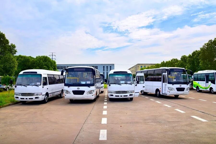 Huaxin brand 7.3m 25 passenger car batch export overseas