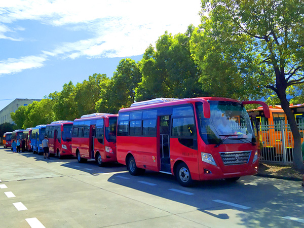 Huaxin 6-meter and 19-seat flat-head passenger cars were sent to shaanxi province in batch