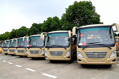 批量华新牌19座中级客车和9.4米小学生专用校车发往浙江杭州
