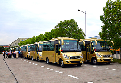 20辆华新牌6米19座半长头小型中级客车发往河南