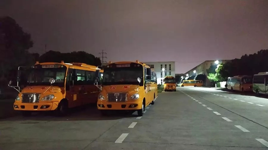 华新牌9.4米56座小学生专用校车批量发往山东