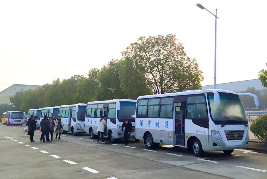 华新牌6米19座小型中级客车批量发往陕西