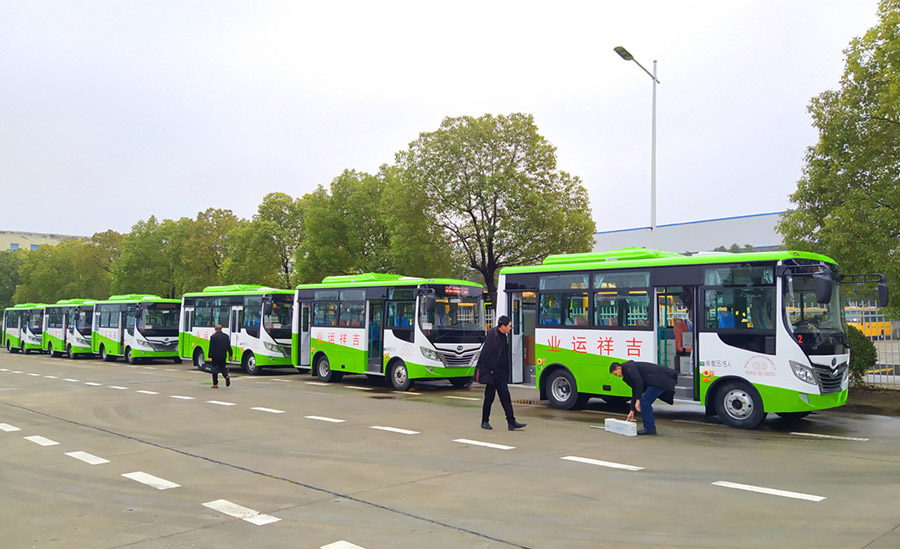 华新牌6米15座双开门公交车批量发往贵州