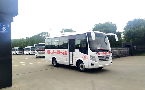 华新牌6.7米25座中型中级客车发往河南