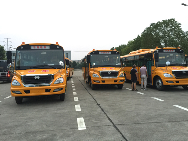 华新牌国六10.5米56座中小学生专用校车批量发往江苏扬州